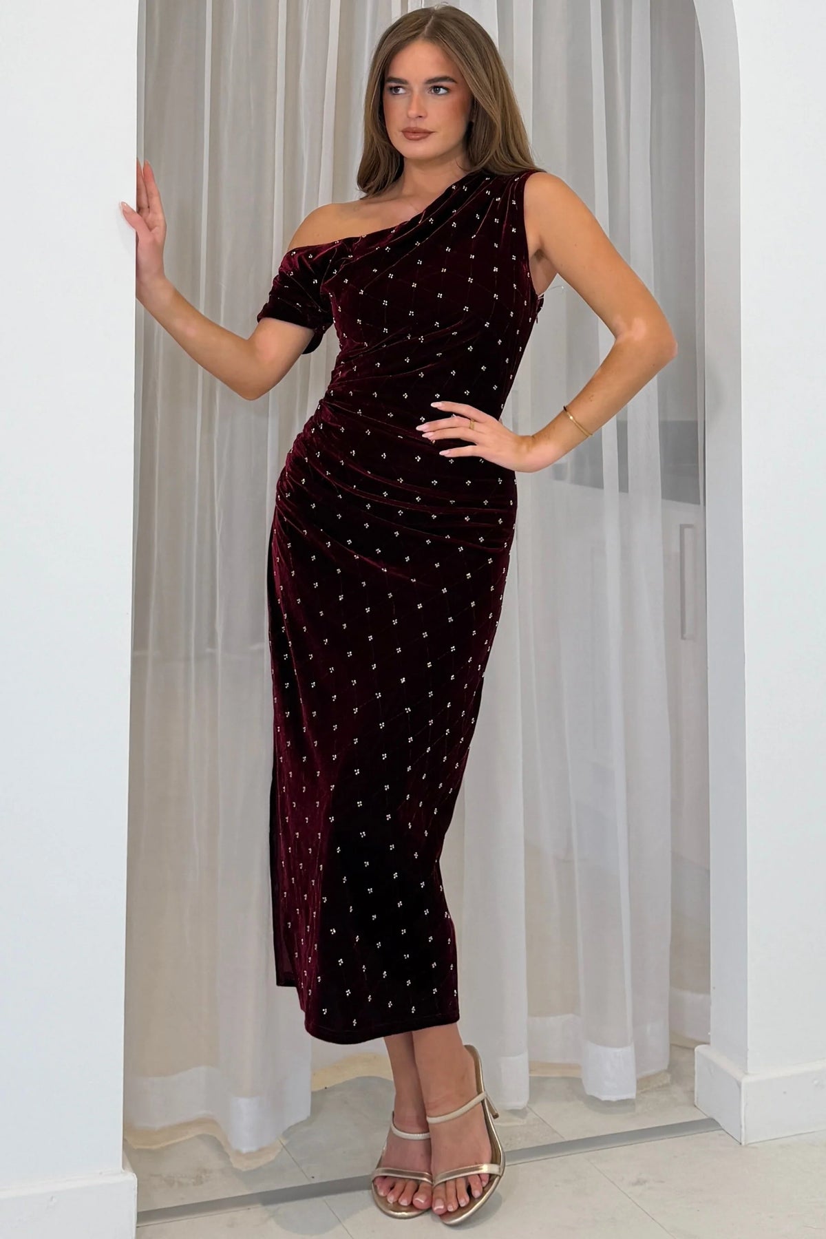 Girl In Mind Donna Asymmetric Neckline Velvet Beaded Burgundy Midi Dress